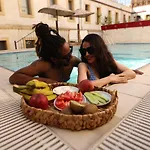 Cave Rooms&pool Hotel