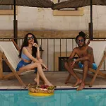 Cave Rooms&pool 酒店