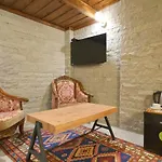 Cave Rooms&pool Hotel