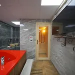 Cave Rooms&pool 酒店