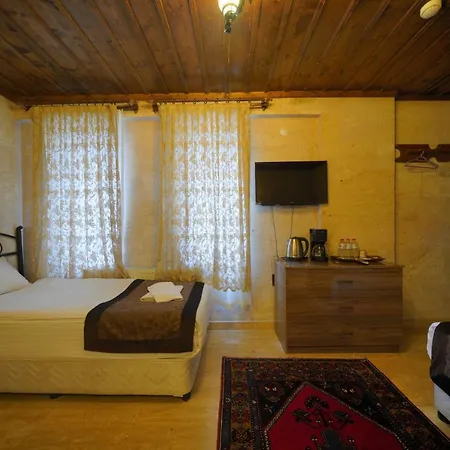 מלון Cave Rooms&pool 2*