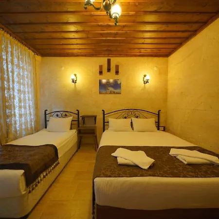 מלון Cave Rooms&pool גורמה