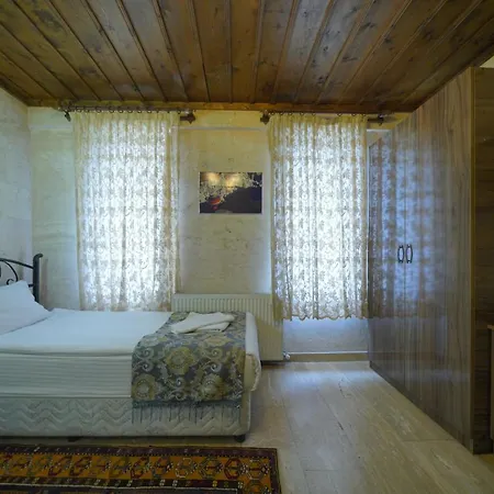 Cave Rooms&pool מלון