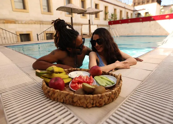 Cave Rooms&pool ホテル