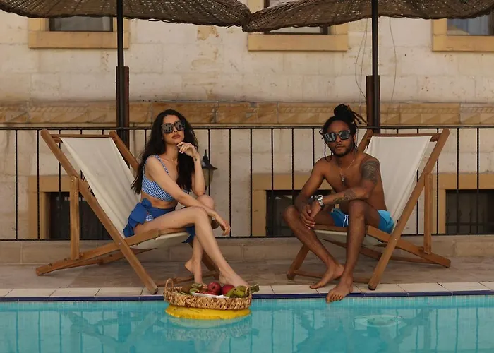 Cave Rooms&pool ホテル