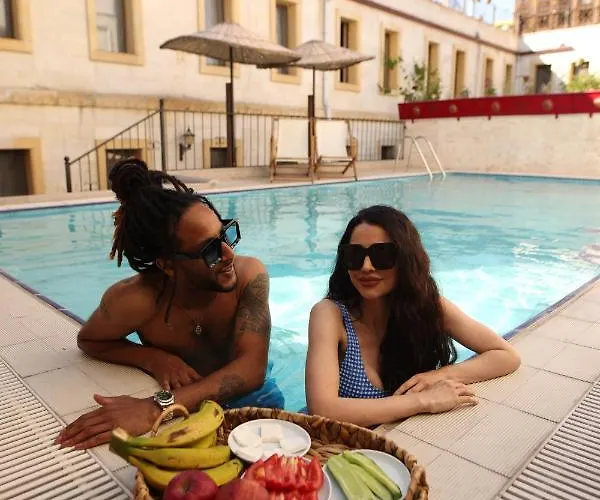 Cave Rooms&pool ホテル