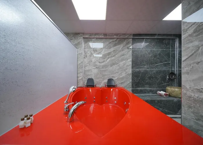 ホテル Cave Rooms&pool 2*