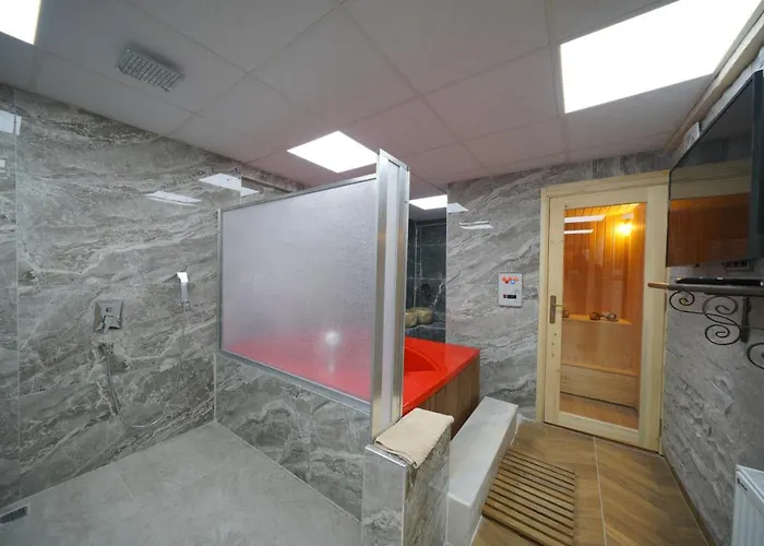 Cave Rooms&pool ホテル 2*